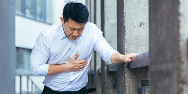 Hombre sufriendo un ataque cardíaco