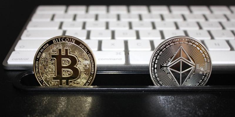 Monedas de Ethereum y Bitcoin