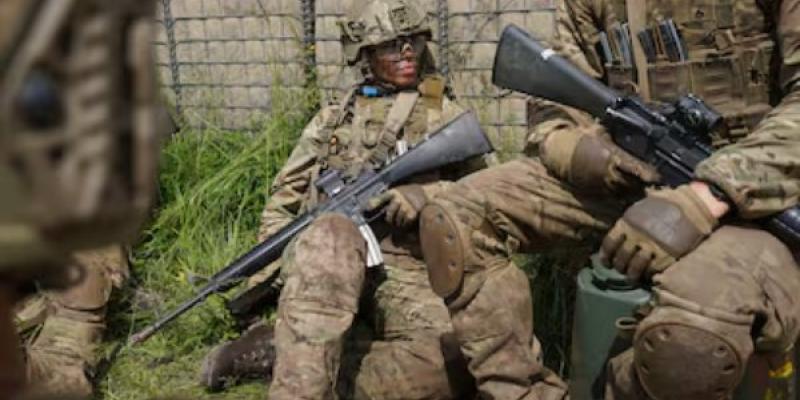 Una mujer en instrucción militar en Dinamarca