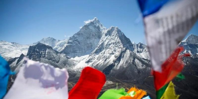 Banderines de oración ondean en la aldea de Dingboche, último campamento base de camino al Everest, en Nepal. 