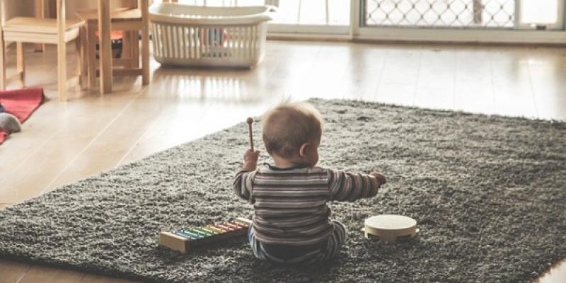 Niño tocando instrumentos