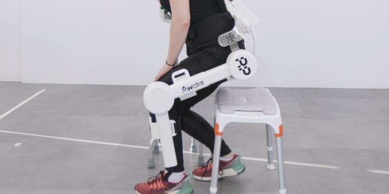 Un paciente utiliza el exoesqueleto robótico 