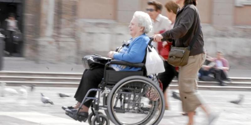 Mujer en silla de ruedas