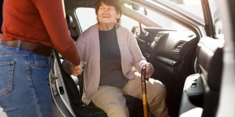 Señora saliendo de un coche