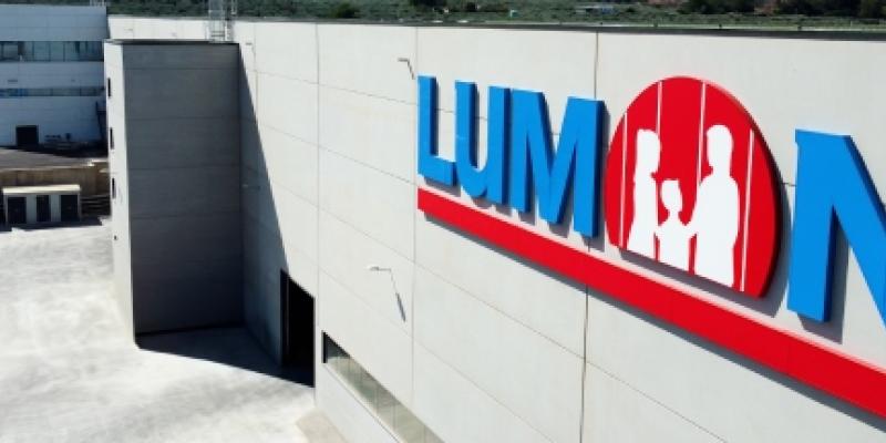 Logo de la fábrica de Lumon en Antequera (Málaga), la más eficiente de España