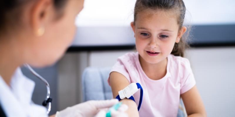 Una enfermera realiza un análisis a una niña 