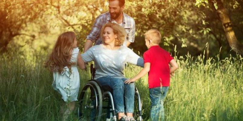 Mujer con discapacidad, junto a su familia | Foto de 123RF/lipik