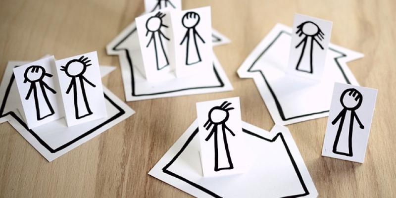 Infografía con varias personas y casas representando a las familias numerosas