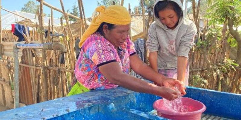 Mujeres con un barreño de agua