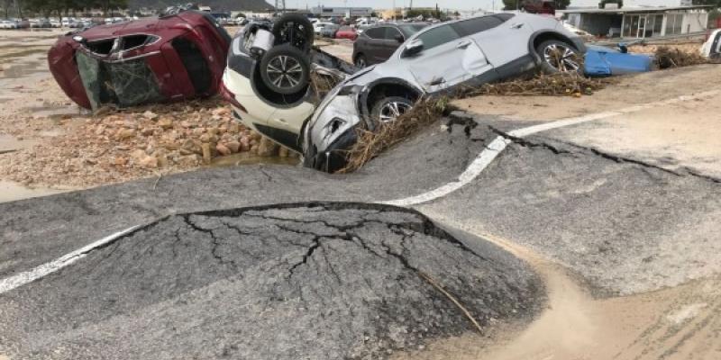Coches volcados tras las inundaciones en Orihuela (Alicante) en septiembre de 2019. 