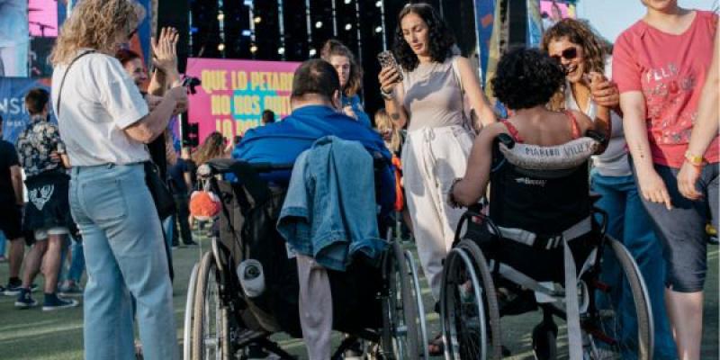 Personas con discapacidad disfrutando de festivales de música accesibles