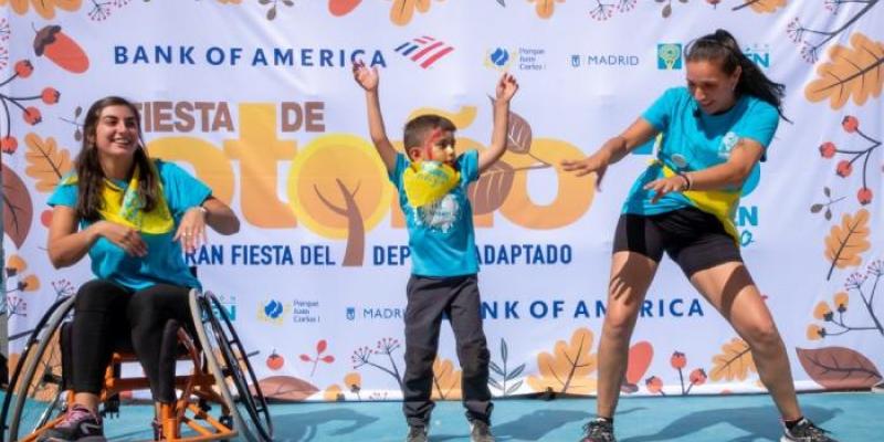Participantes en la jornada practicando zumba 