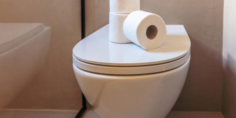 Papel higiénico encima de inodoro