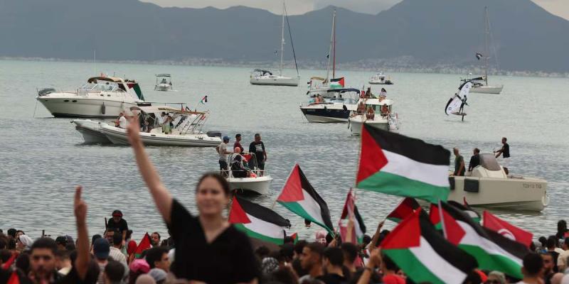 Un grupo de manifestantes propalestinos saludan a los barcos de la flotilla Global Sumud en Sidi Bou (Túnez), el pasado 10 de septiembre.