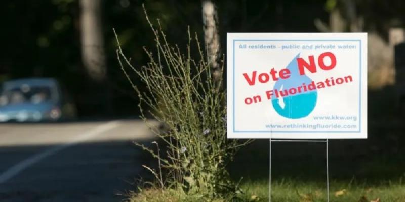 Cartel en EEUU que dice no a añadir flúor al agua potable
