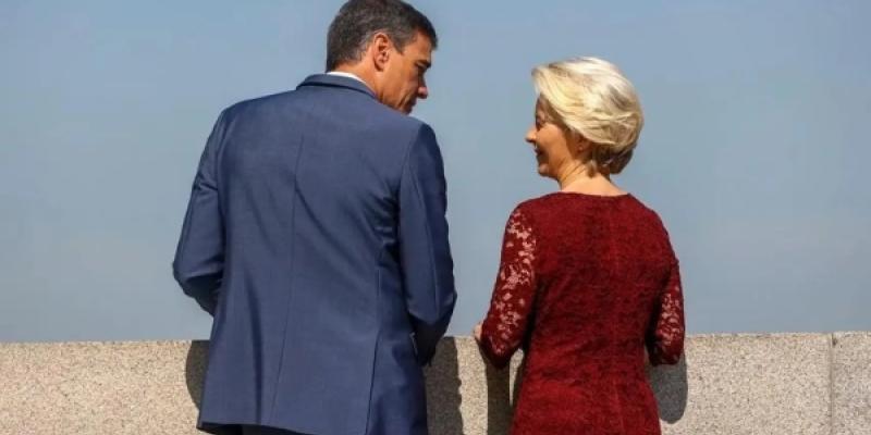 El presidente del Gobierno, Pedro Sánchez, con la presidenta de la Comisión Europea, Ursula von der Leyen. 