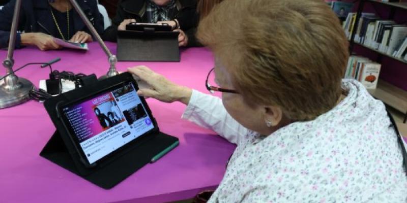 Una mujer mayor en curso de formación digital