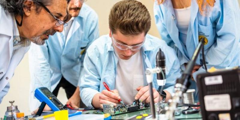 La formación profesional preferida entre muchos jóvenes a la Universidad