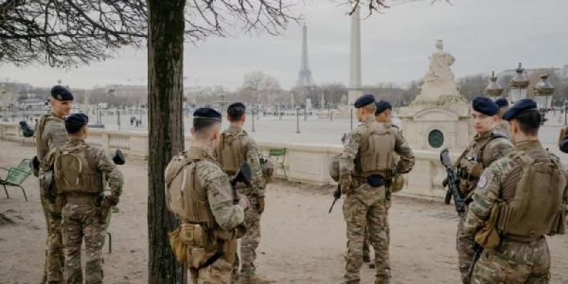 Francia activa el servicio militar voluntario