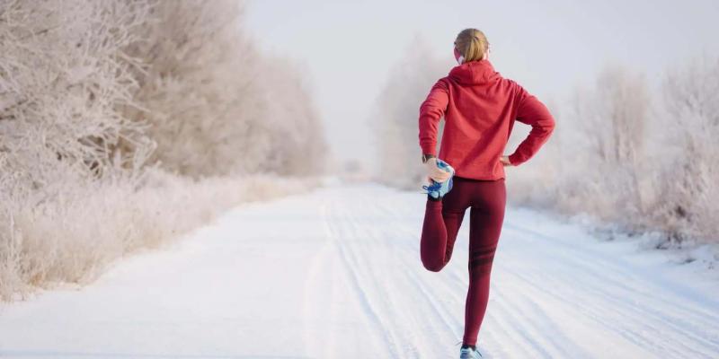 Una mujer estirando en invierno.