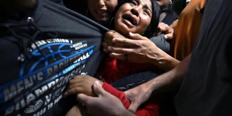 Una madre y unos niños desesperados tras la detención del padre de familia