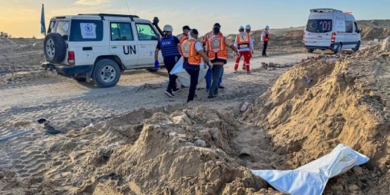 Un cadáver yace en una zanja tras un ataque aéreo en Tal Al Sultan, Rafah, Gaza.