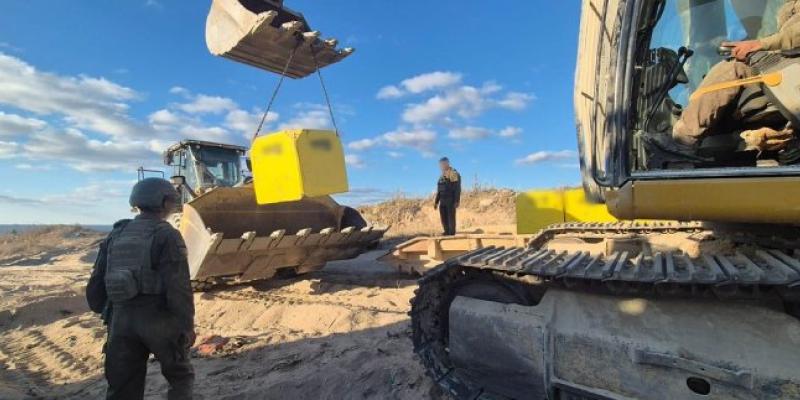 Soldados de Israel colocando los bloques que delimitan la Yellow Line