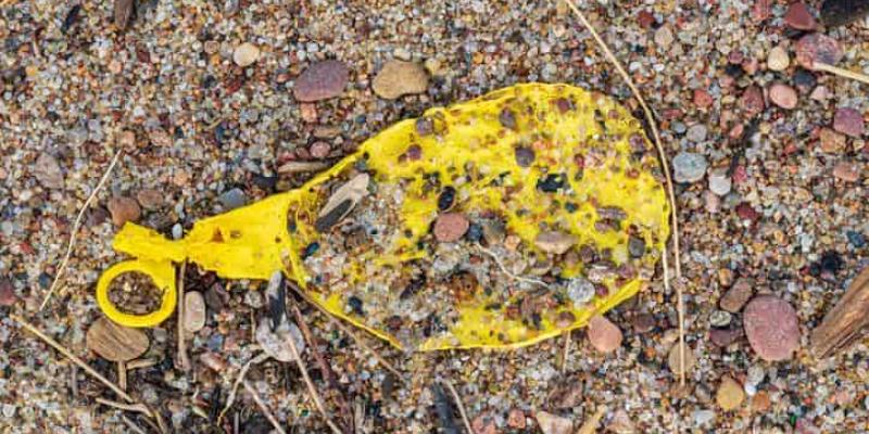 Inflar globos es peligroso para el medio y para la salud