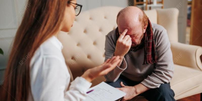 Un hombre es atendido por una sanitaria 