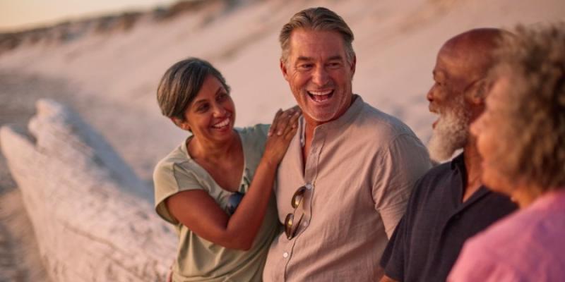 Personas jubiladas en la playa