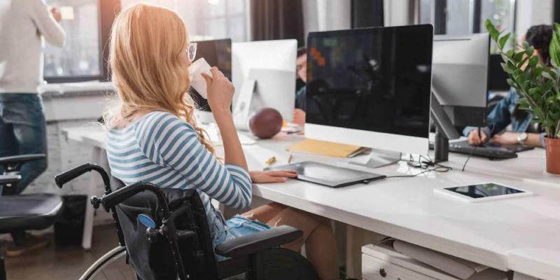 Chica en silla de ruedas