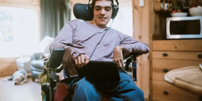 Un joven con parálisis cerebral en su hogar.