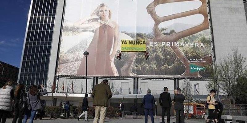 Greenpeace en un edificio de El Corte Inglés en Madrid