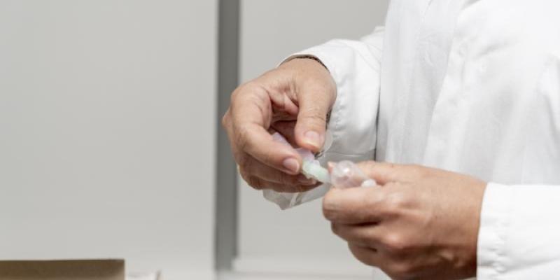 Un profesional sanitario prepara una vacuna contra la gripe