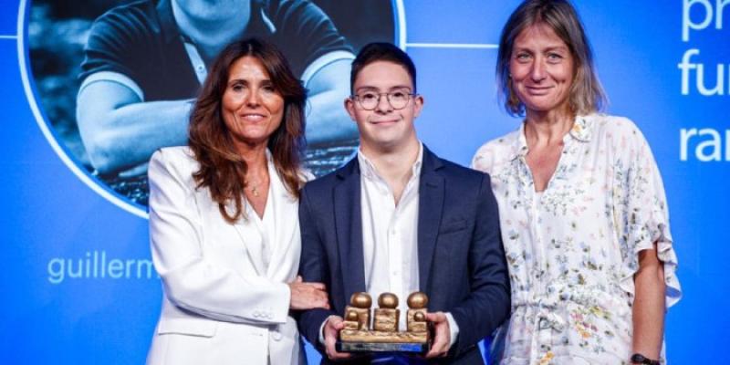 El nadador Guillermo Gracia Núñez con el premio