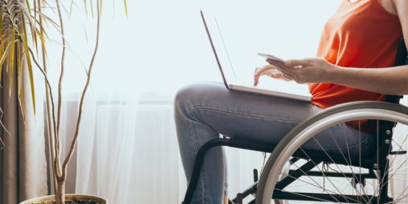 Una mujer en silla de ruedas 