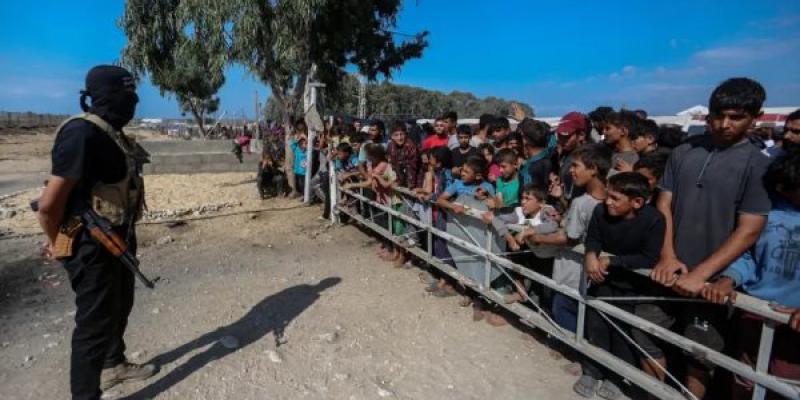 Hamás vigila a un grupo de personas, este lunes, durante la liberación de rehenes israelíes