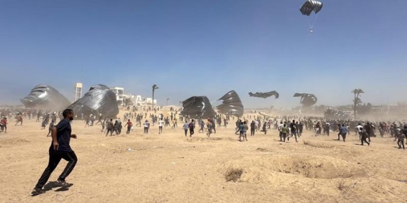 Reparto de comida aéreo en Gaza 