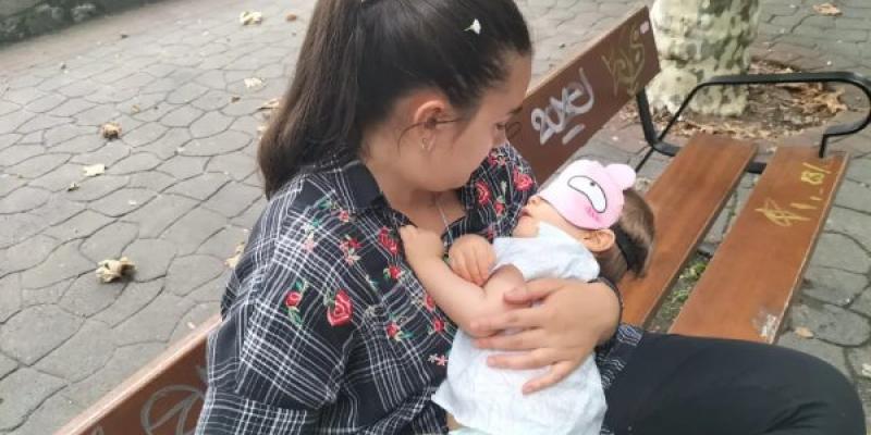 Tras un episodio de hemiplejia, Andrea explica que, además de para preservar su intimidad, "en esta foto Ian aparece con antifaz porque hay que intentar dormirlo" para que se tranquilice y recupere.