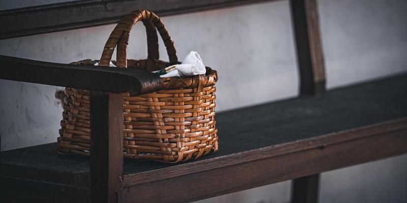 Banco de una casa con cesto de ropa