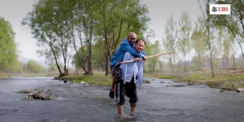 Jia Wenqi y Jia Haixia posan para el documental