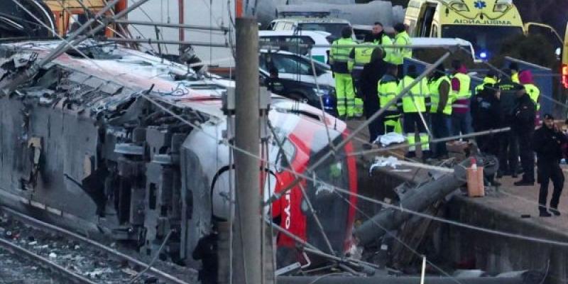 Los equipos de emergencia trabajan en el troceado de los trenes para poder trasladar los restos