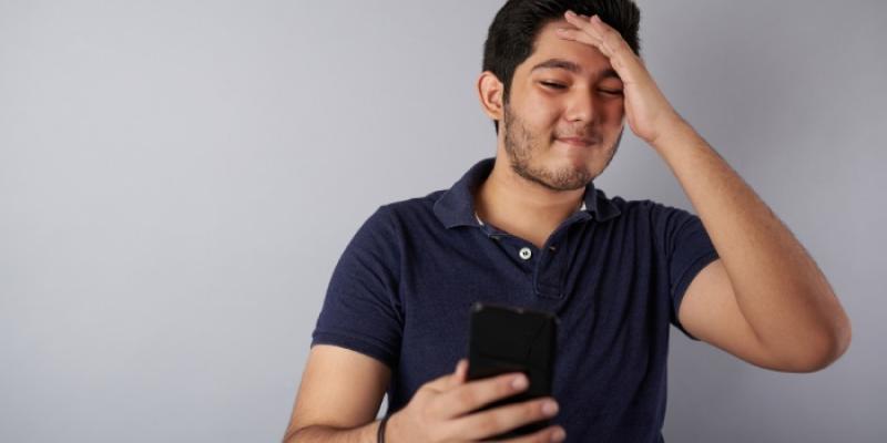 Un adolescente consulta una aplicación móvil