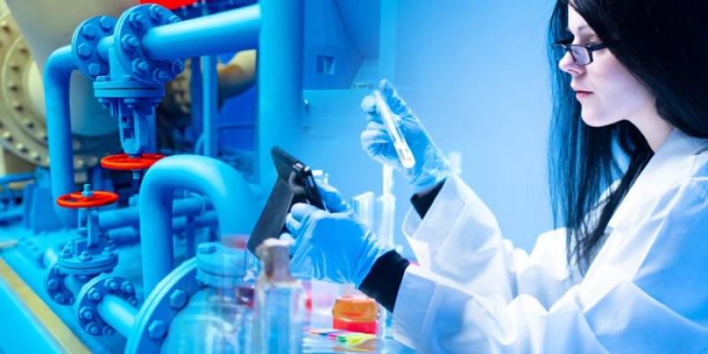 Una cientifica trabaja en el laboratorio