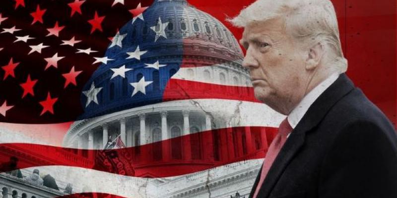 Primer plano del expresidente Trump junto a la bandera de Estados Unidos 