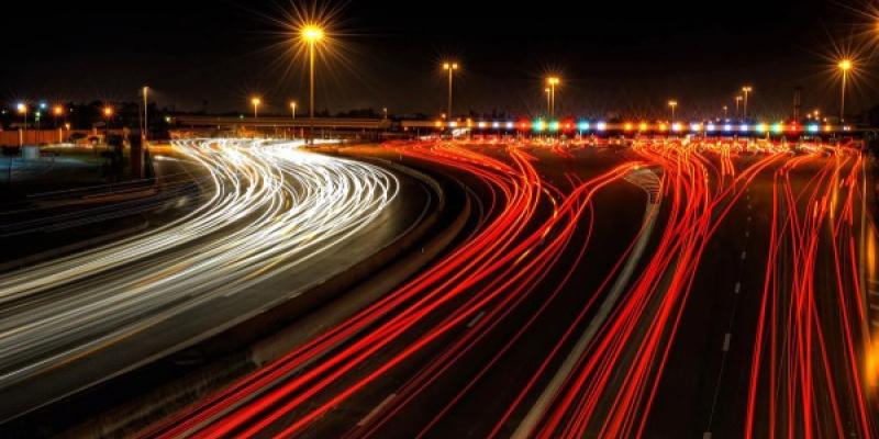 Carretera por la noche con luces de muchos coches