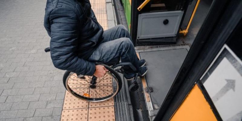 Ejemplo de transporte accesible para movilidad reducida