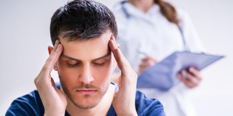 Chico tocándose la cabeza en una consulta médica