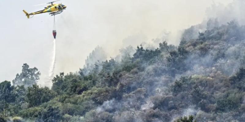 Labores de extinción de los incendios forestales que azotan España