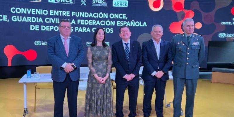 Imagen de la firma del convenio para la inclusión